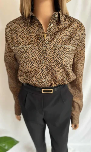 Koszula brązowa w czarne cętki z ozdobnym detalem