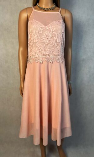 Sukienka koronkowa elegancja