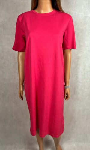 Sukienka różowa bawełniana – minimalistyczny fason T-shirt