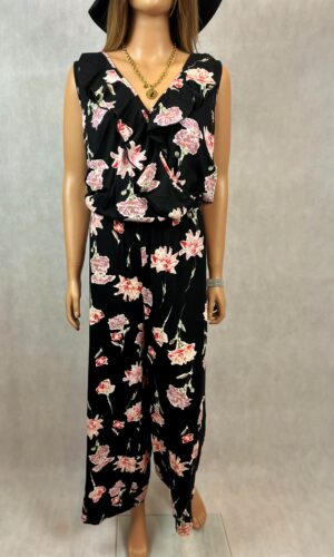 Czarny kombinezon w kwiaty z falbaną i dekoltem V