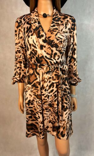 Sukienka w panterkę – kobiecy fason z paskiem