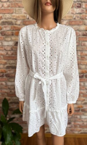 Biała ażurowa sukienka z paskiem i falbaną