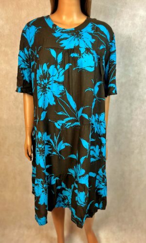 Czarna sukienka midi w turkusowo-niebieskie kwiaty