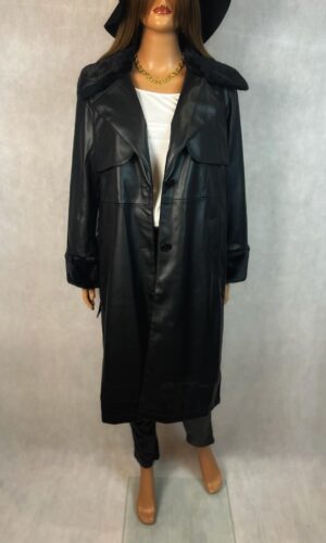 Czarny płaszcz z eko-skóry z paskiem i futrzanym kołnierzem