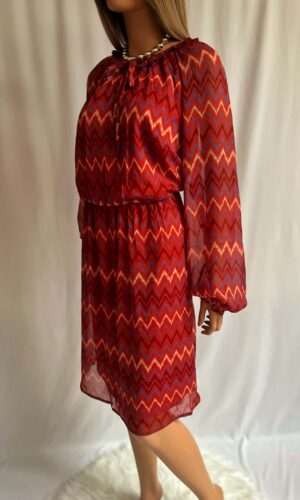 Czerwona sukienka midi w zygzak z wiązaniem przy dekolcie