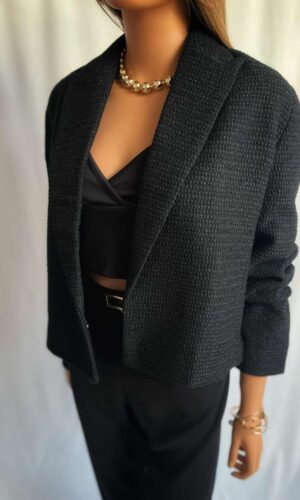 Czarny żakiet z fakturowanej tkaniny