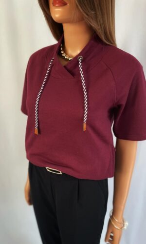 Bordowa bluza z krótkim rękawem i wiązaniem przy dekolcie