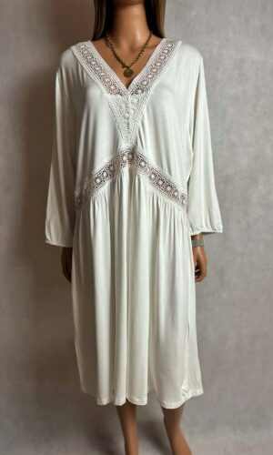 Biała sukienka midi z koronkowym dekoltem V