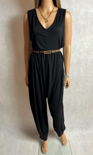 Czarny kombinezon z dekoltem V i odkrytymi plecami