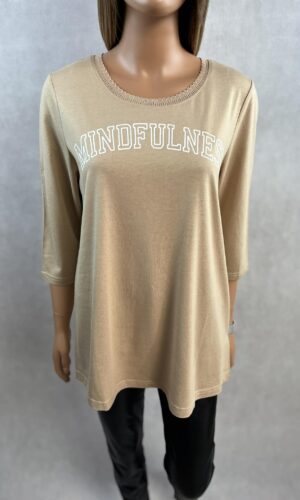 Beżowa bluzka z napisem Mindfulness rękaw 3/4