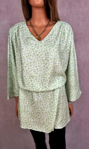 Bluzka damska zielona w print z dekoltem V i gumą w talii