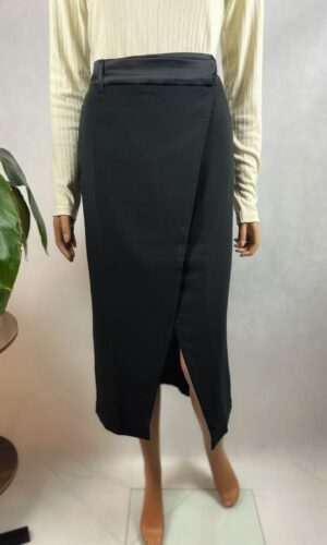 Czarna spódnica midi kopertowa plus size – elegancka z wysokim stanem