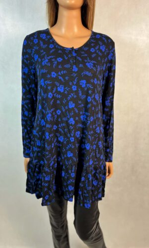 Granatowa tunika w kwiaty – lekka i kobieca