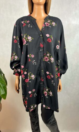 Czarna koszula w kwiaty – lekka i swobodna